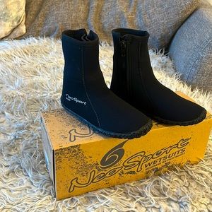 Kids size 1 wet suit booties